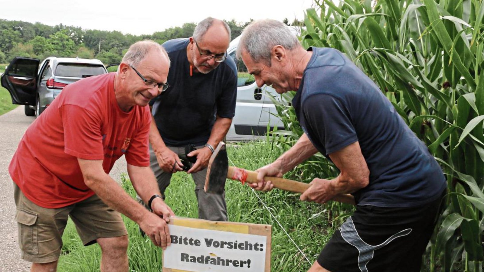 Gestern wurden die Strecken für die Tour-Radler und -Wanderer ausgeschildert. Kurz vor dem Häckselplatz in Ensingen sind hier Jürgen Rebstock, Albert Arning und Uli Trostel aktiv. Fotos: Bögel