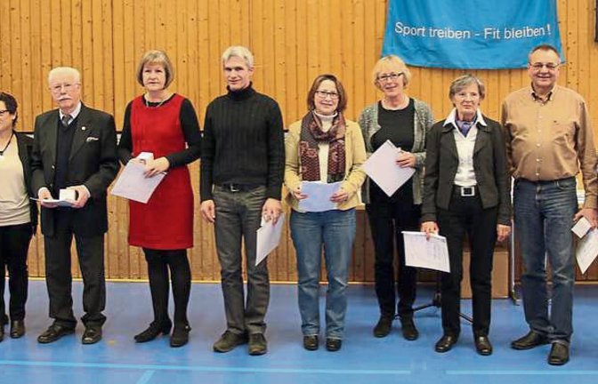 Ehrung für langjährige Mitgliedschaft beim TV Sersheim. Links die Vorsitzenden Gerd Kurfiß und Karin Geske.