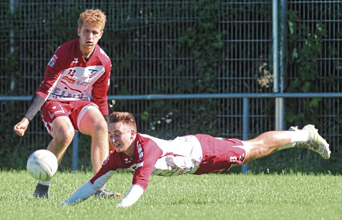 Johannes Jungclaussen (rechts) macht sich umsonst lang. Den Ball bekommt er nicht mehr ins Feld. Tobias Maurer bleibt nur die Zuschauerrolle. Foto: Archiv/Nachreiner