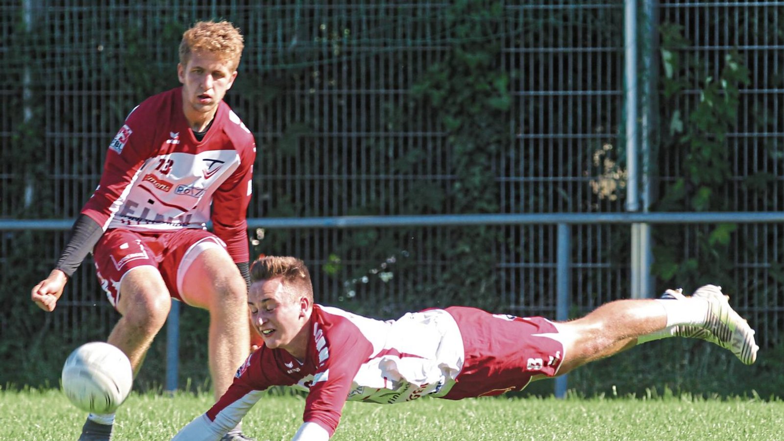 Johannes Jungclaussen (rechts) macht sich umsonst lang. Den Ball bekommt er nicht mehr ins Feld. Tobias Maurer bleibt nur die Zuschauerrolle. Foto: Archiv/Nachreiner Johannes Jungclaussen (rechts) macht sich umsonst lang. Den Ball bekommt er nicht mehr ins Feld. Tobias Maurer bleibt nur die Zuschauerrolle. Foto: Archiv/Nachreiner