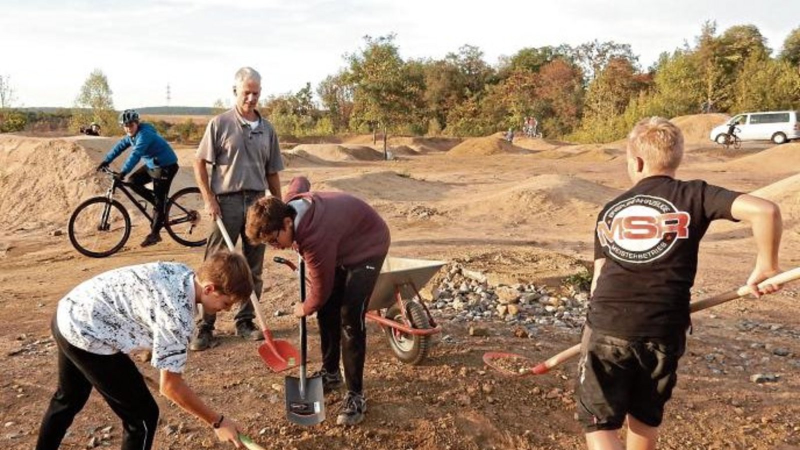 Die jungen Leute helfen mit, wenn es auf der Dirt-Bahn in Vaihingen was zu reparieren gibt. Da freuen sich die Betreuer vom Verein „Drehscheibe“. Die Anlage auf dem Baresel-Gelände wird sehr gut angenommen. Foto: Arning Die jungen Leute helfen mit, wenn es auf der Dirt-Bahn in Vaihingen was zu reparieren gibt. Da freuen sich die Betreuer vom Verein „Drehscheibe“. Die Anlage auf dem Baresel-Gelände wird sehr gut angenommen. Foto: Arning