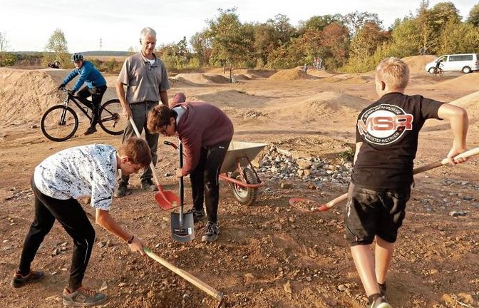 Die jungen Leute helfen mit, wenn es auf der Dirt-Bahn in Vaihingen was zu reparieren gibt. Da freuen sich die Betreuer vom Verein „Drehscheibe“. Die Anlage auf dem Baresel-Gelände wird sehr gut angenommen.  Foto: Arning
