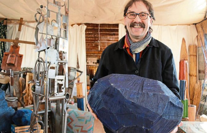 Eugen Schütz zeigt seine „Mondgesteine“ auf der Biennale in Venedig. Foto: Bögel