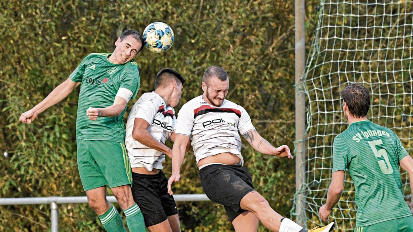 Benjamin Rapp (von links) springt zwar höher als Devrim Namdar und Nils Gutscher, doch Riexingen gewinnt mit 5:1. Foto: Leitner Benjamin Rapp (von links) springt zwar höher als Devrim Namdar und Nils Gutscher, doch Riexingen gewinnt mit 5:1. Foto: Leitner