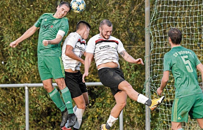 Benjamin Rapp (von links) springt zwar höher als Devrim Namdar und Nils Gutscher, doch Riexingen gewinnt mit 5:1. Foto: Leitner