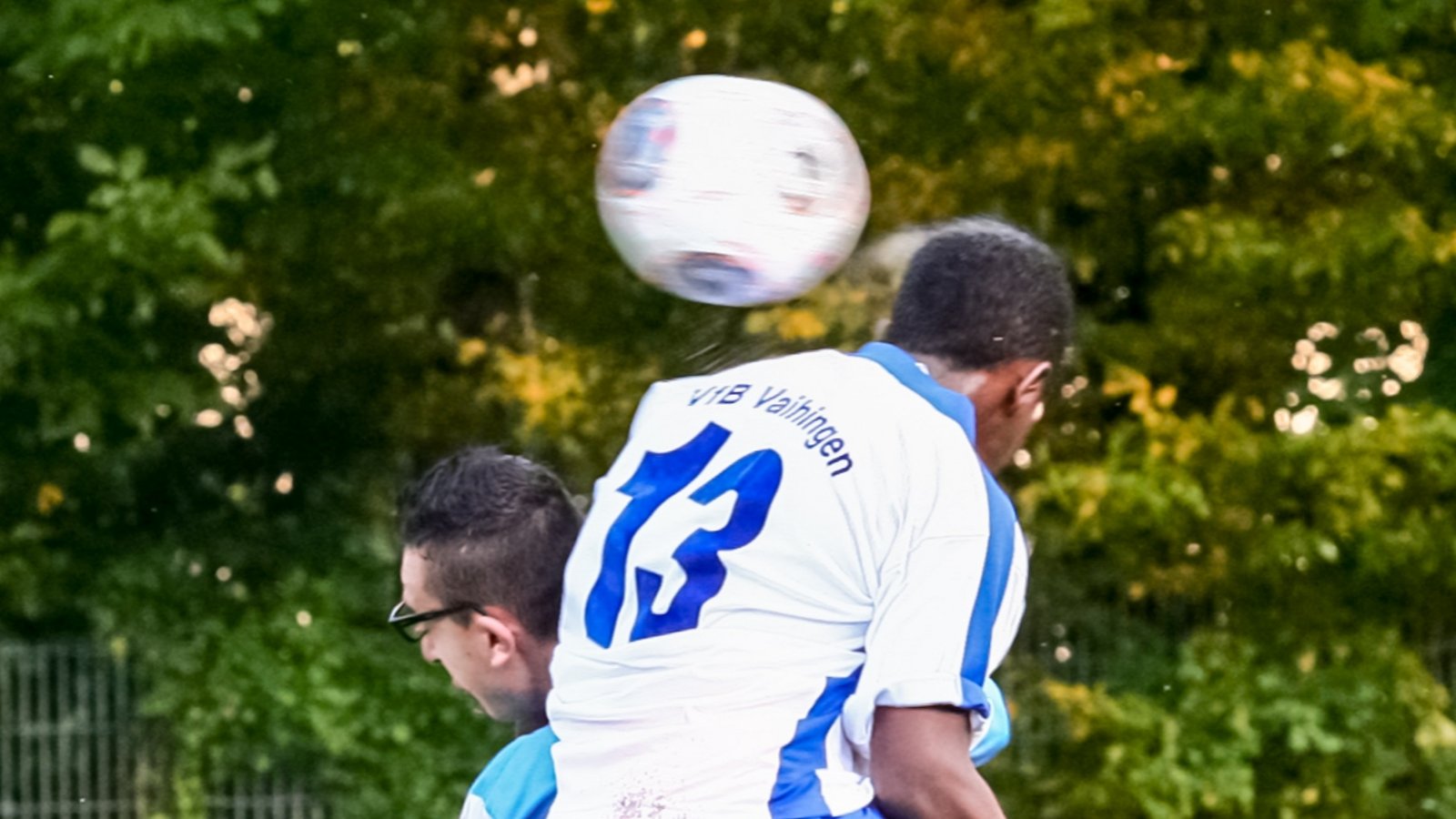 Da die DFB-Verantwortlichen der Meinung sind, dass Kinder im Spiel automatisch auch mit dem Kopf zum Ball gehen, sind sie gegen ein generelles Kopfballtrainingsverbot. Foto: Archiv/SimeckFoto: Archiv/Simeck Da die DFB-Verantwortlichen der Meinung sind, dass Kinder im Spiel automatisch auch mit dem Kopf zum Ball gehen, sind sie gegen ein generelles Kopfballtrainingsverbot. Foto: Archiv/SimeckFoto: Archiv/Simeck