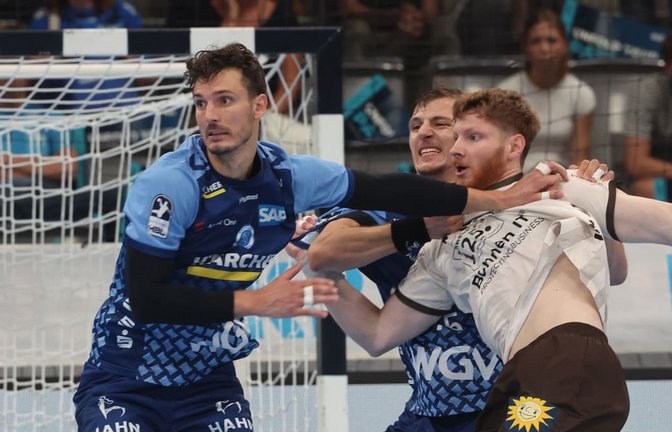 Philipp Meyer (li.), Neuzugang vom ThSV Eisenach, stabilisiert die Deckung des TVB Stuttgart, nun fällt der Abwehrspezialist erst einmal verletzt aus.<span class='image-autor'>Baumann/Hansi Britsch</span>