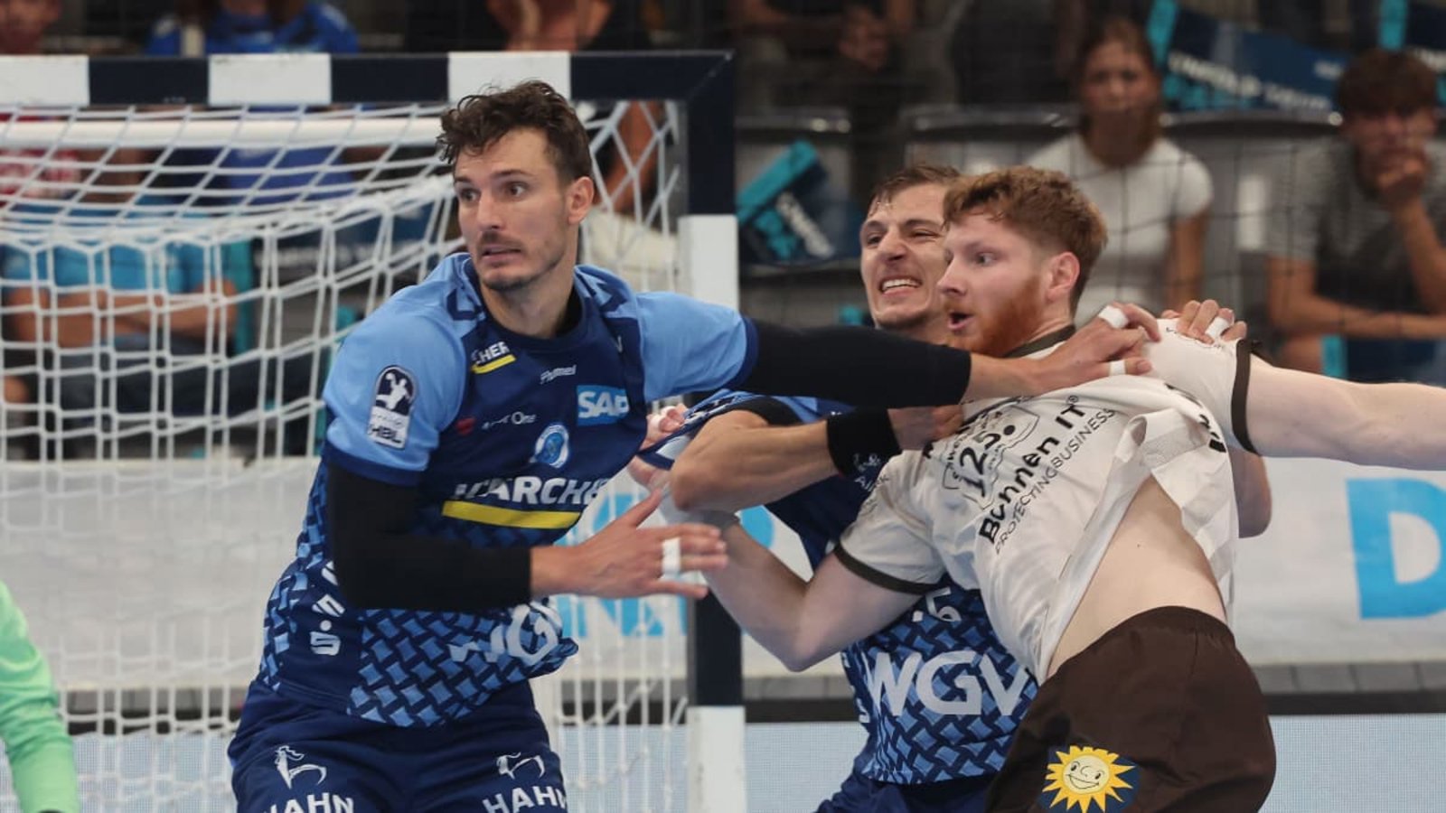 Philipp Meyer (li.), Neuzugang vom ThSV Eisenach, stabilisiert die Deckung des TVB Stuttgart, nun fällt der Abwehrspezialist erst einmal verletzt aus.Baumann/Hansi Britsch