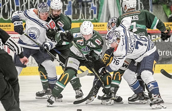 Die Bietigheimer Adam Borzecki (in grünen Trikots von links), Rene Schoofs (Bietigheim Steelers) und Max Lukes kämpfen mit Valentin Gschmeißner (links) sowie Philipp Wachter (rechts) vom SC Riessersee um jeden Millimeter auf dem Eis,  Foto: Simecek