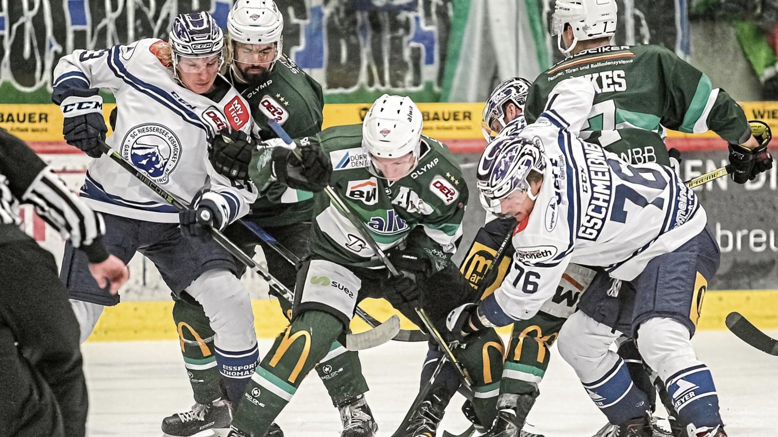 Die Bietigheimer Adam Borzecki (in grünen Trikots von links), Rene Schoofs (Bietigheim Steelers) und Max Lukes kämpfen mit Valentin Gschmeißner (links) sowie Philipp Wachter (rechts) vom SC Riessersee um jeden Millimeter auf dem Eis,  Foto: Simecek