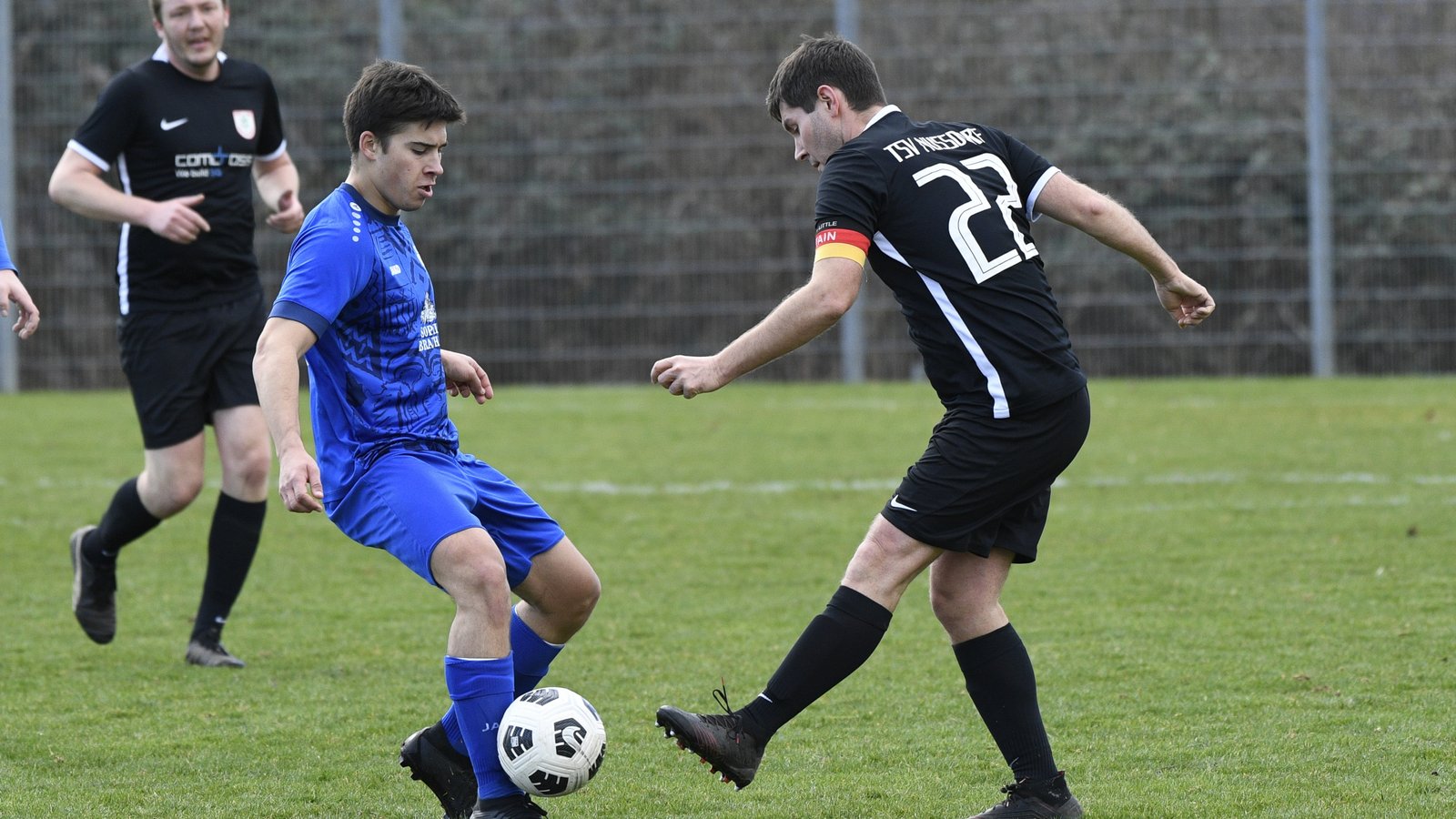 Robin Bahnmeier (links) hat mit dem FC Gündelbach beim FV Markgröningen eine schwierige Aufgabe. Foto: Leitner Robin Bahnmeier (links) hat mit dem FC Gündelbach beim FV Markgröningen eine schwierige Aufgabe. Foto: Leitner