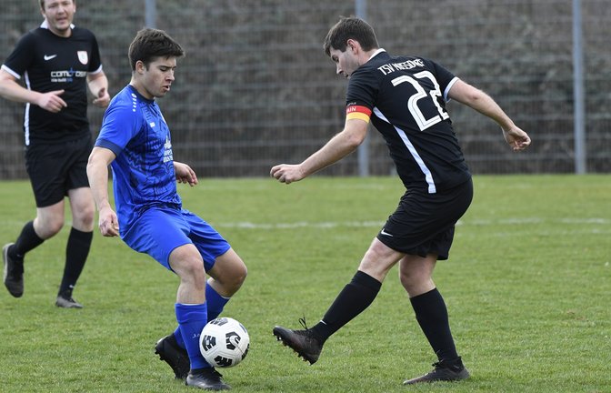 Robin Bahnmeier (links) hat mit dem FC Gündelbach beim FV Markgröningen eine schwierige Aufgabe. <span class='image-autor'>Foto: Leitner</span>