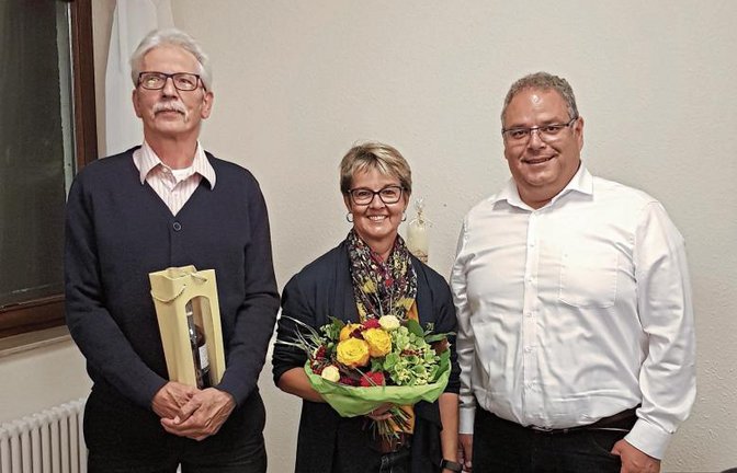 Klaus Schuller (rechts) ehrt Petra Lange und Wolfgang Graf. Foto: p