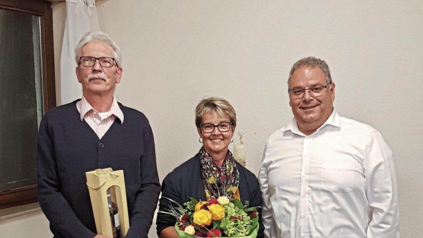 Klaus Schuller (rechts) ehrt Petra Lange und Wolfgang Graf. Foto: p