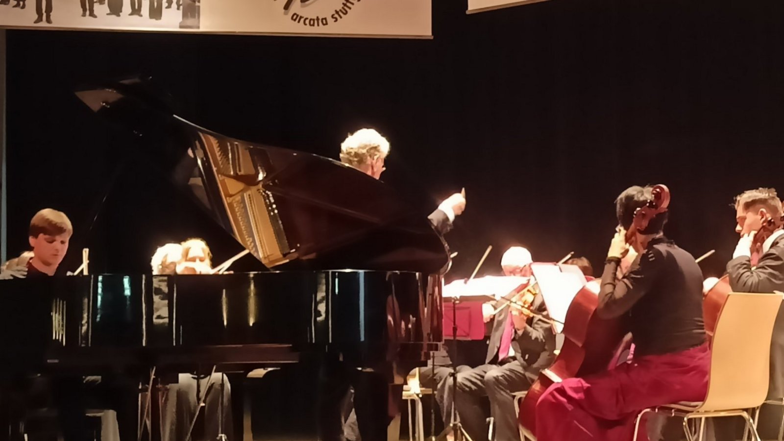 Das Kammerorchester Arcata Stuttgart präsentiert zusammen mit dem Pianisten Alexander Sonderegger das Klavierkonzert Nummer 1 in e-Moll von Frédéric Chopin einem begeisterten Publikum. Foto: Göbel Das Kammerorchester Arcata Stuttgart präsentiert zusammen mit dem Pianisten Alexander Sonderegger das Klavierkonzert Nummer 1 in e-Moll von Frédéric Chopin einem begeisterten Publikum. Foto: Göbel