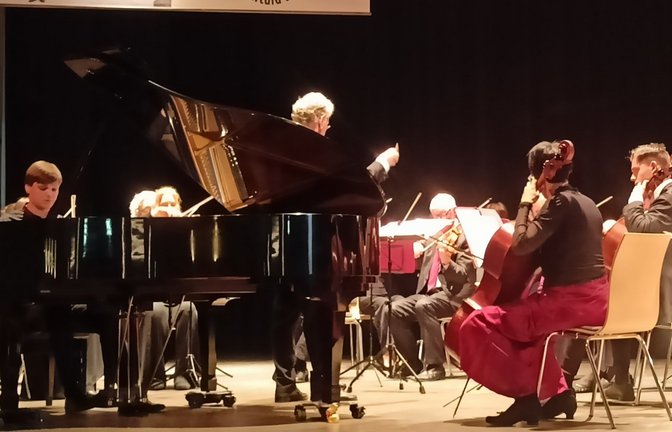 Das Kammerorchester Arcata Stuttgart präsentiert zusammen mit dem Pianisten Alexander Sonderegger das Klavierkonzert Nummer 1 in e-Moll von Frédéric Chopin einem begeisterten Publikum.  <span class='image-autor'>Foto: Göbel</span>