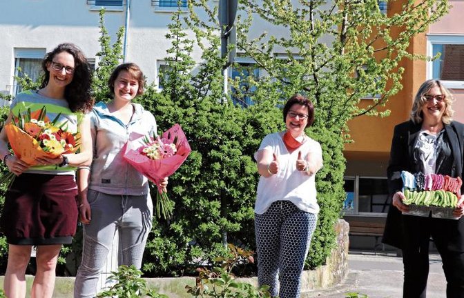 Spende vor dem Sersheimer Pflegeheim; rechts Regionaldirektorin Michaela Sowoidnich, Zweite von rechts Hausdirektorin Kerstin Zerrenner, links Sändy Lorch, Zweite von links Annalena Gagsch. Foto: Gergen