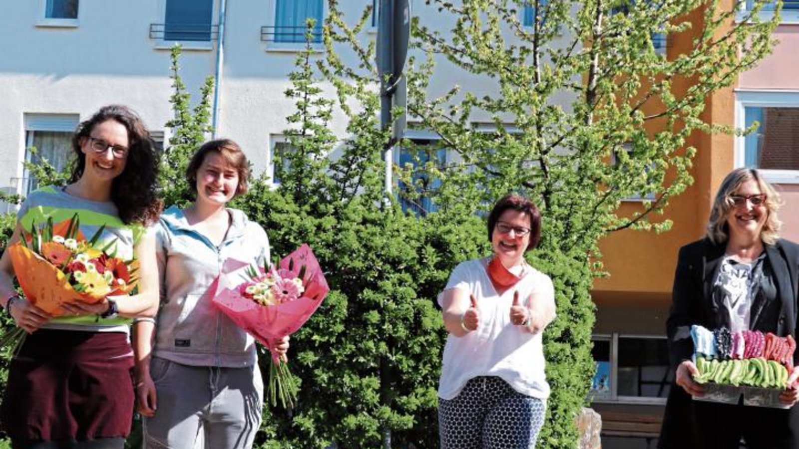 Spende vor dem Sersheimer Pflegeheim; rechts Regionaldirektorin Michaela Sowoidnich, Zweite von rechts Hausdirektorin Kerstin Zerrenner, links Sändy Lorch, Zweite von links Annalena Gagsch. Foto: Gergen Spende vor dem Sersheimer Pflegeheim; rechts Regionaldirektorin Michaela Sowoidnich, Zweite von rechts Hausdirektorin Kerstin Zerrenner, links Sändy Lorch, Zweite von links Annalena Gagsch. Foto: Gergen