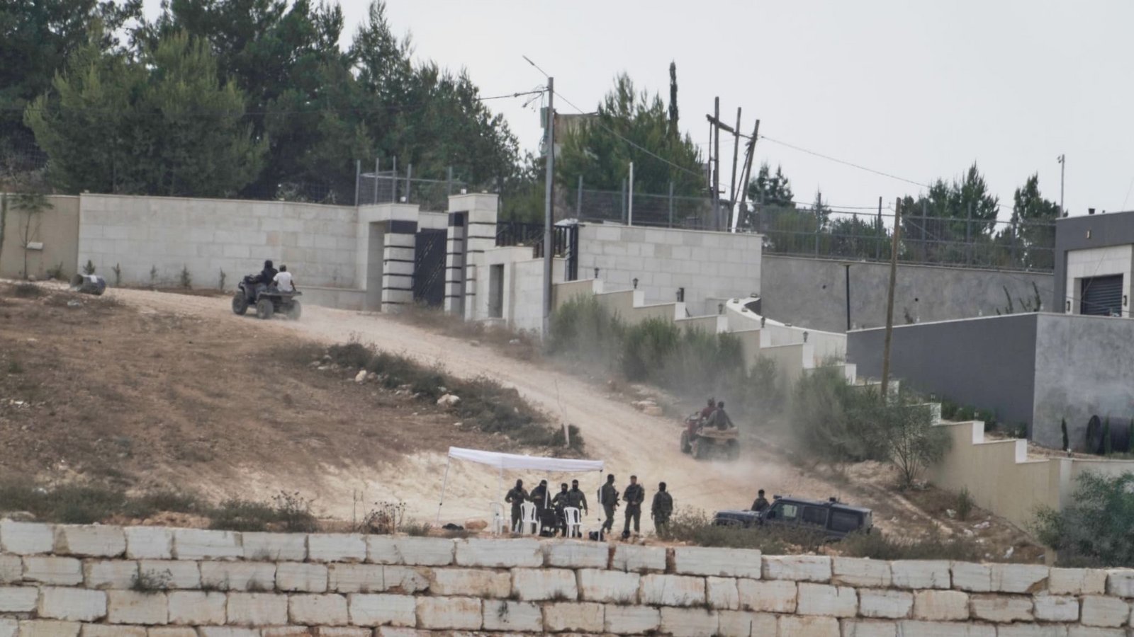 Eine Einheit der Armee patrouilliert in Kusra im besetzten Westjordanland. In der Nähe stehen Häuser einer palästinensischen Familie, die von israelischen Siedlern belagert werden. (Archivbild)Majdi Mohammed/AP/dpa Eine Einheit der Armee patrouilliert in Kusra im besetzten Westjordanland. In der Nähe stehen Häuser einer palästinensischen Familie, die von israelischen Siedlern belagert werden. (Archivbild)Majdi Mohammed/AP/dpa