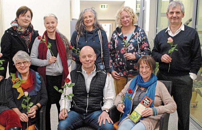 Diese Künstler laden ein: Andrea Reichert-Mohr (hintere Reihe, von links), Annette Wiesner, Regina Allgaier, Andrea Christina Palesch, Ronald Palesch sowie sitzend ebenfalls von links Margret Schmid-Hager, Thomas Knodel und Andrea Holler-Liebhaber.  Foto: Stahlfeld