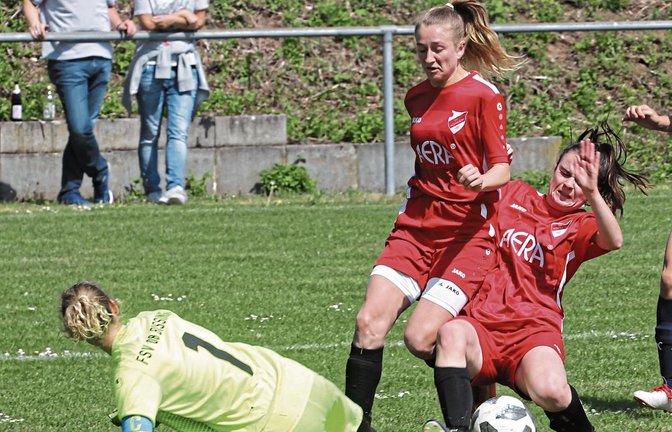 Lena Müller und Marie Pfaffeneder (von rechts) behindern sich fast gegenseitig, so dass 08-Torfrau Janine Brinnig klären kann. Foto: Nachreiner