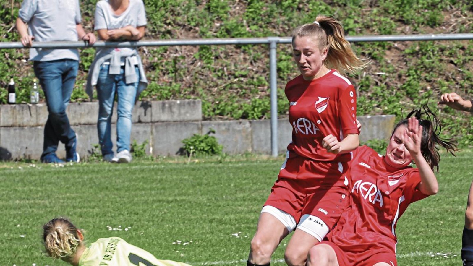 Lena Müller und Marie Pfaffeneder (von rechts) behindern sich fast gegenseitig, so dass 08-Torfrau Janine Brinnig klären kann. Foto: Nachreiner Lena Müller und Marie Pfaffeneder (von rechts) behindern sich fast gegenseitig, so dass 08-Torfrau Janine Brinnig klären kann. Foto: Nachreiner