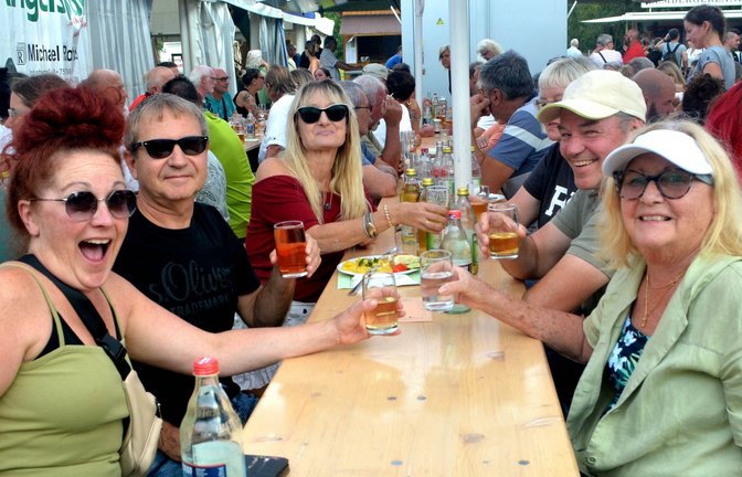 Gute Laune: Die Stimmung beim Fischerfest ist bestens.  <span class='image-autor'>Fotos: Stahlfeld</span>