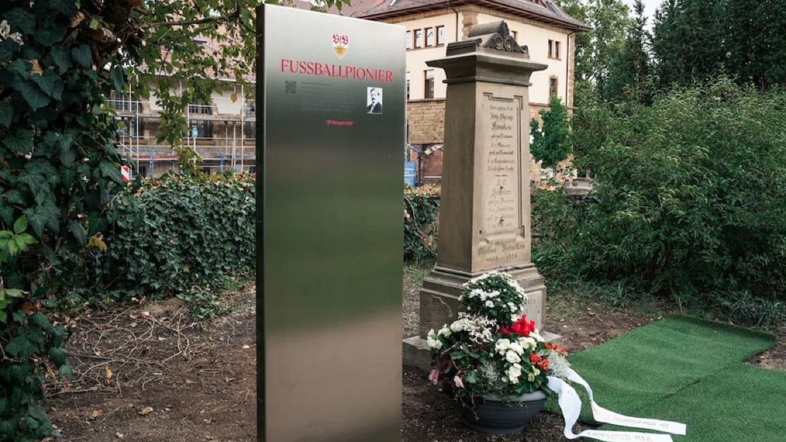 Mit dieser Gedenkstele würdigt der VfB Stuttgart den Fußballpionier Philipp Heineken, der zu den Gründungsmitgliedern des VfB-Vorgängervereins zählte.VfB Stuttgart Mit dieser Gedenkstele würdigt der VfB Stuttgart den Fußballpionier Philipp Heineken, der zu den Gründungsmitgliedern des VfB-Vorgängervereins zählte.VfB Stuttgart