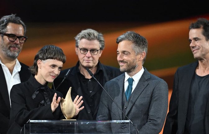 Gefeiert: Das Team von „Babylon Berlin“ bei der Verleihung des Medienpreises Goldene Henne am 4.9. in Leipzig: Die Regisseure der Serie, Tom Tykwer (r), Achim von Borries (l), Henk Handloegten und die Schauspieler Liv Lisa Fries und Volker Bruch (2.v.r.)<span class='image-autor'>Hendrik Schmidt/dpa</span>