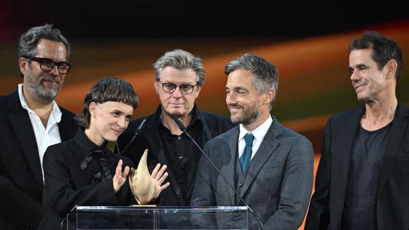 Gefeiert: Das Team von „Babylon Berlin“ bei der Verleihung des Medienpreises Goldene Henne am 4.9. in Leipzig: Die Regisseure der Serie, Tom Tykwer (r), Achim von Borries (l), Henk Handloegten und die Schauspieler Liv Lisa Fries und Volker Bruch (2.v.r.)Hendrik Schmidt/dpa Gefeiert: Das Team von „Babylon Berlin“ bei der Verleihung des Medienpreises Goldene Henne am 4.9. in Leipzig: Die Regisseure der Serie, Tom Tykwer (r), Achim von Borries (l), Henk Handloegten und die Schauspieler Liv Lisa Fries und Volker Bruch (2.v.r.)Hendrik Schmidt/dpa