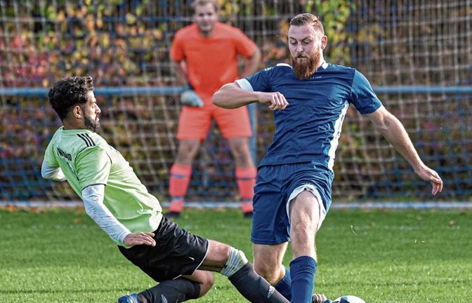 Für den FC Gündelbach (rechts Robin Bahnmaier) hat es gestern auch gegen Walheim nicht zum Sieg gereicht. Beim 1:3 vermisste Trainer Rafael Krupop die richtige Einstellung. Foto: Leitner