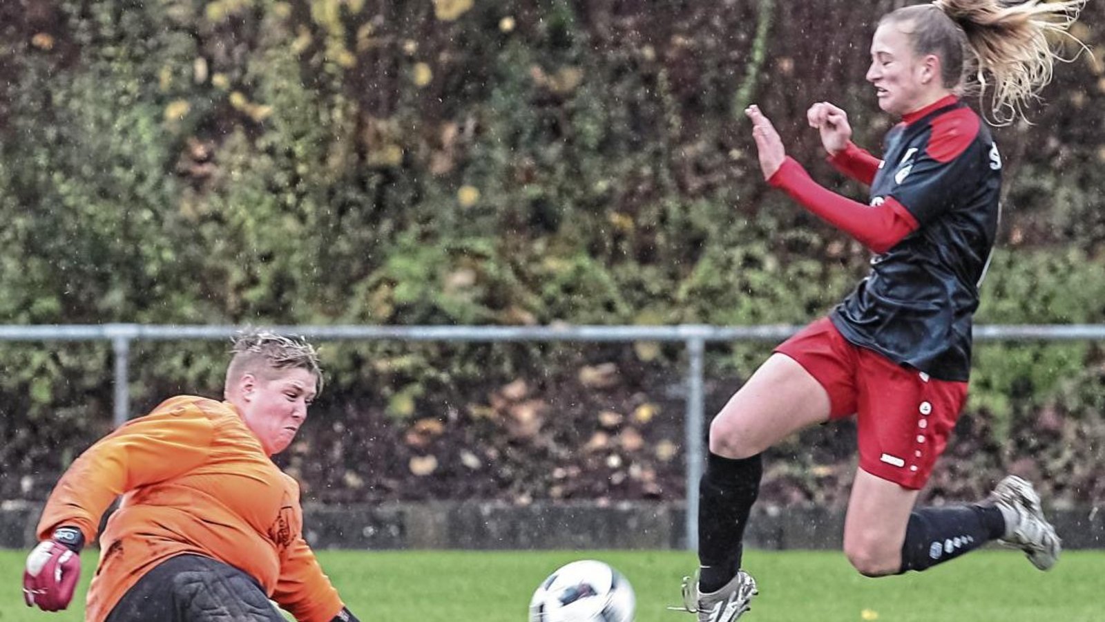 Ludwigsburgs Torspielerin Tanja Fischer ist gegen Marie Pfaffeneder und ihre Mitstreiterinnen oft unter Druck geraten. Foto: Simecek Ludwigsburgs Torspielerin Tanja Fischer ist gegen Marie Pfaffeneder und ihre Mitstreiterinnen oft unter Druck geraten. Foto: Simecek