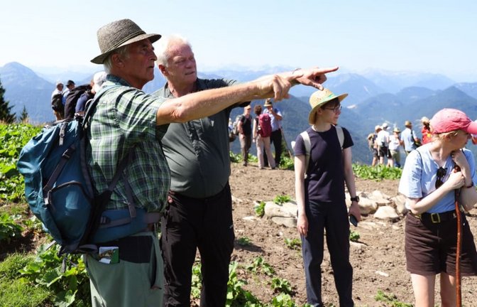 Bundeslandwirtschaftsminister Alois Rainer (CSU, 2.v.l.) steht bei einer Hauptalmbegehung in Oberbayern auf dem Schönberg. Während die Branche Hunderte Millionen Euro verliert, bekundet er lediglich: „Ich kann's nicht regnen lassen, sonst tät ich's machen.“<span class='image-autor'>Karl-Josef Hildenbrand/dpa</span>