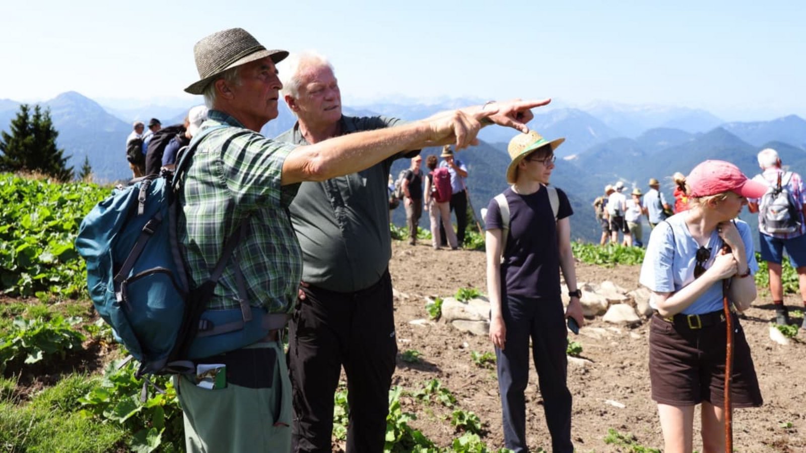 Bundeslandwirtschaftsminister Alois Rainer (CSU, 2.v.l.) steht bei einer Hauptalmbegehung in Oberbayern auf dem Schönberg. Während die Branche Hunderte Millionen Euro verliert, bekundet er lediglich: „Ich kann's nicht regnen lassen, sonst tät ich's machen.“<span class='image-autor'>Karl-Josef Hildenbrand/dpa</span>