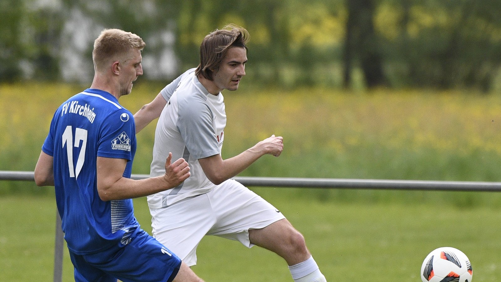 Riets Elia Klein (links) hat den Ehrentreffer des SVR bei der 1:4-Niederlage gegen den FV Kirchheim durch Patrick Gebhardt eingeleitet. Foto: Leitner Riets Elia Klein (links) hat den Ehrentreffer des SVR bei der 1:4-Niederlage gegen den FV Kirchheim durch Patrick Gebhardt eingeleitet. Foto: Leitner