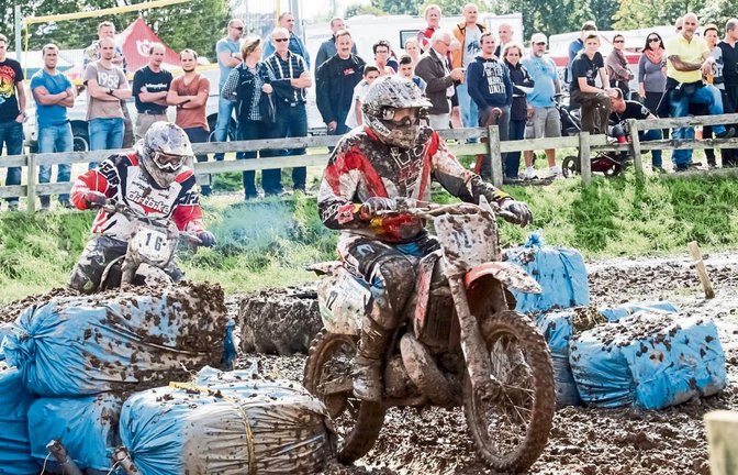 Rad an Rad: Für viel Spannung und einige hart geführte Zweikämpfe ist beim Stoppelacker-Motocross gesorgt. Foto: Simecek