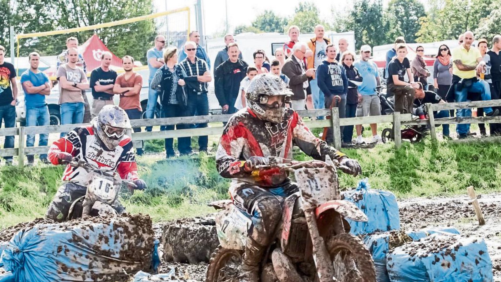 Rad an Rad: Für viel Spannung und einige hart geführte Zweikämpfe ist beim Stoppelacker-Motocross gesorgt. Foto: Simecek Rad an Rad: Für viel Spannung und einige hart geführte Zweikämpfe ist beim Stoppelacker-Motocross gesorgt. Foto: Simecek