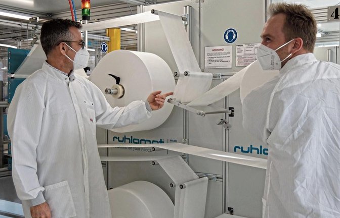 Für die Herstellung wird unter anderem Vlies aus deutscher Produktion verwendet, erklären Dirk Heining (links) und Chris Bräuner.