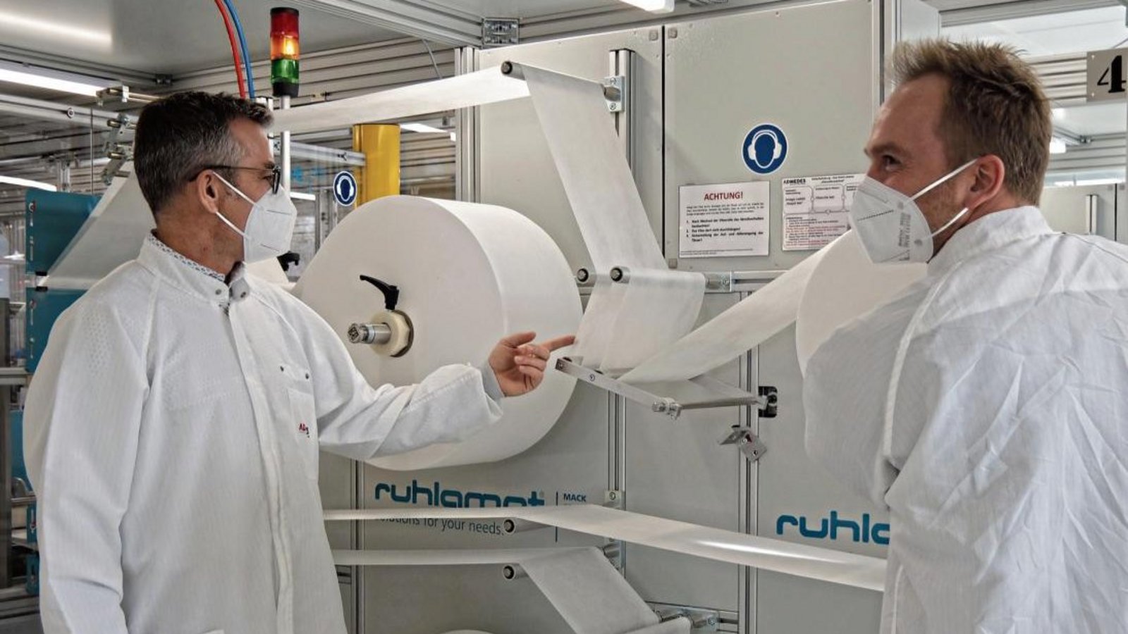 Für die Herstellung wird unter anderem Vlies aus deutscher Produktion verwendet, erklären Dirk Heining (links) und Chris Bräuner.