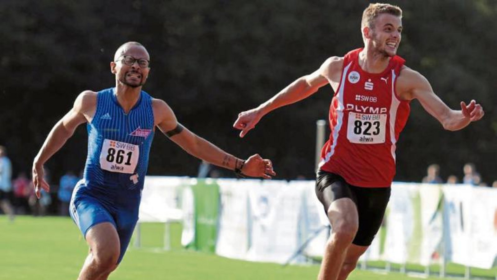 Felix Franz (rechts) zeigte beim Besigheimer Abendsportfest seine Sprintqualitäten und zeigte auch ausgewiesenen Spezialisten wie John-Henry Tate (links) nur die Hacken. Foto: Ferenz Felix Franz (rechts) zeigte beim Besigheimer Abendsportfest seine Sprintqualitäten und zeigte auch ausgewiesenen Spezialisten wie John-Henry Tate (links) nur die Hacken. Foto: Ferenz