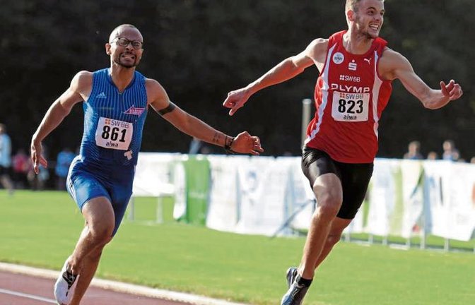 Felix Franz (rechts) zeigte beim Besigheimer Abendsportfest seine Sprintqualitäten und zeigte auch ausgewiesenen Spezialisten wie John-Henry Tate (links) nur die Hacken.  Foto: Ferenz