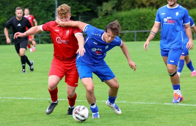 Das WFV-Pokalspiel gegen den FC Rottenburg (in Rot) war der letzte Auftritt von Noah Stöckle (in Blau am Ball) im Trikot der SV Böblingen: Ab jetzt trägt der Innenverteidiger die Farben des VfL Sindelfingen.<span class='image-autor'>Eibner/Drofitsch</span>