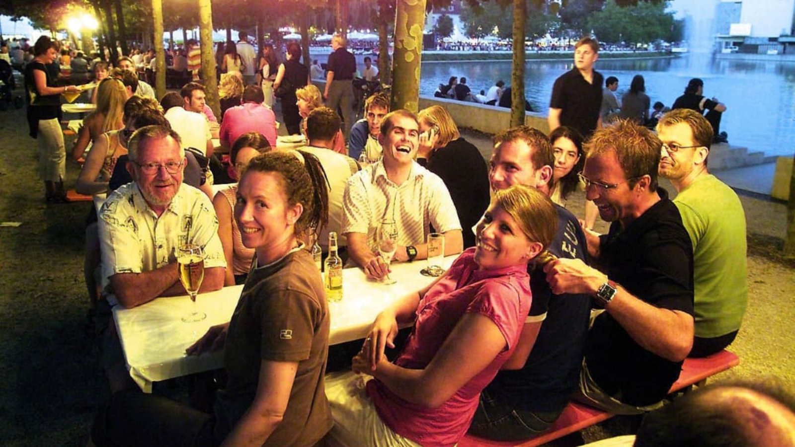 Gute Stimmung, damals wie heute: 2004 war aus dem „Fressgässle“ bereits „Schlemmen am See“ geworden.Thomas Bischof/Archiv