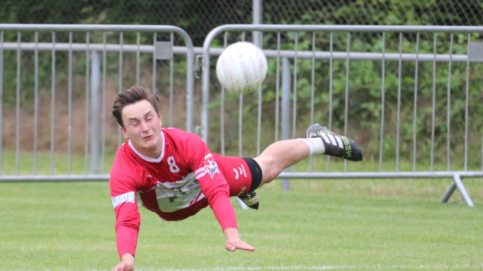 Mit vollem Einsatz wirft sich Jacob Jungclaussen dem Ball entgegen. Archivfoto: Dittrich