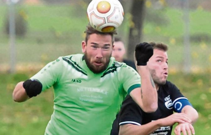 Sersheim Claudio Chinzi (links) gewinnt das Kopfballduell gegen Kleinglattbachs Michael Engelhardt und gemeinsam mit seiner Mannschaft das Spiel mit 2:0. Foto: Leitner