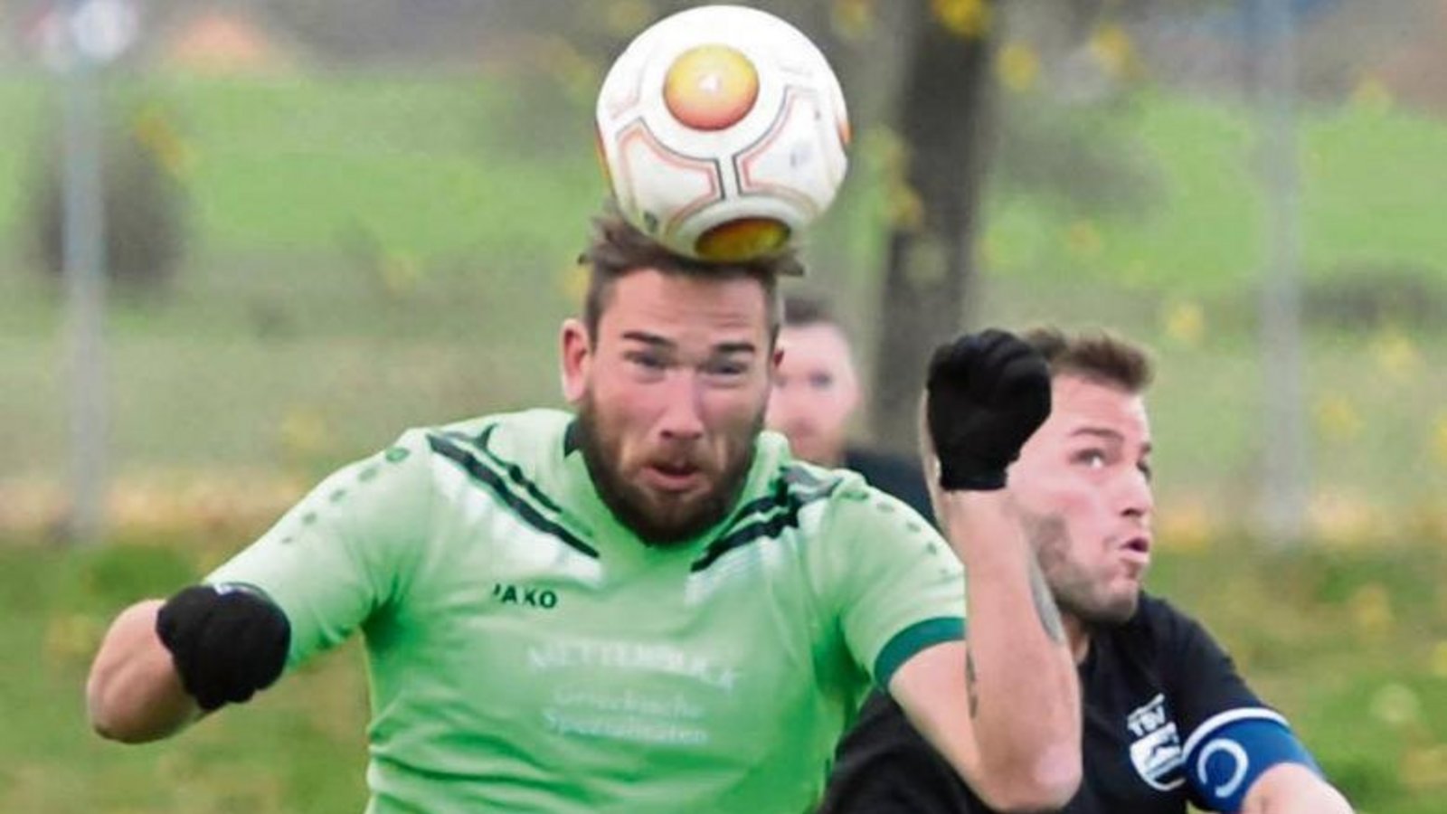 Sersheim Claudio Chinzi (links) gewinnt das Kopfballduell gegen Kleinglattbachs Michael Engelhardt und gemeinsam mit seiner Mannschaft das Spiel mit 2:0. Foto: Leitner