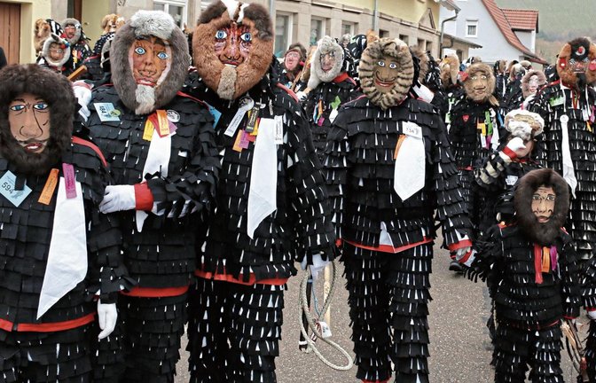 Närrischer Höhepunkt: Die Urzeln sind im Kirbachtal unterwegs. Fotos: Bögel