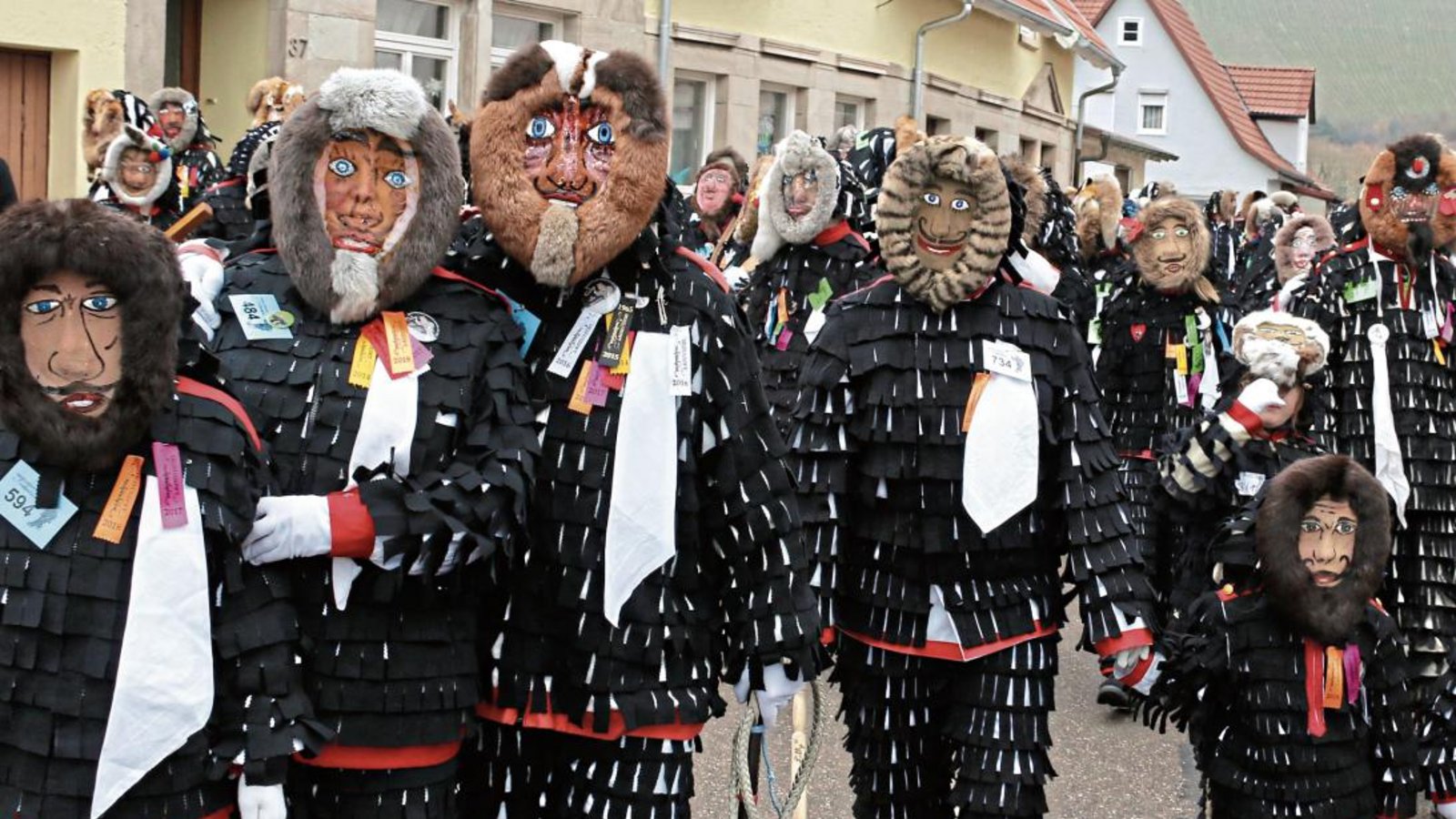 Närrischer Höhepunkt: Die Urzeln sind im Kirbachtal unterwegs. Fotos: Bögel Närrischer Höhepunkt: Die Urzeln sind im Kirbachtal unterwegs. Fotos: Bögel
