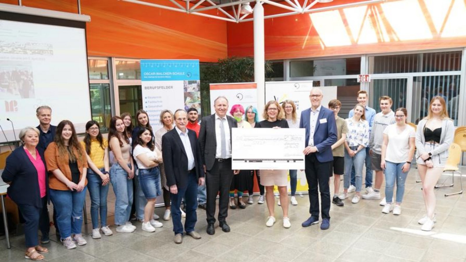Die Spendesumme wurde an die Hilfsorganisation Stelp übergeben.  Foto: p