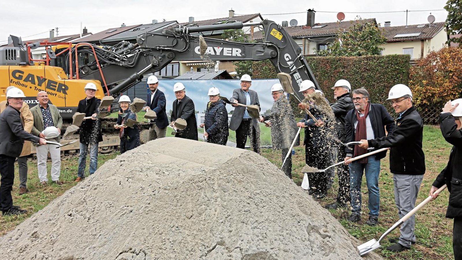 Symbolischer Baubeginn: Mit 15 Spaten stachen gestern die Vertreter der beteiligten Stellen in den eigens bereitgestellten Sandhaufen am Ende der Illinger Mühlstraße. Foto: Küppers Symbolischer Baubeginn: Mit 15 Spaten stachen gestern die Vertreter der beteiligten Stellen in den eigens bereitgestellten Sandhaufen am Ende der Illinger Mühlstraße. Foto: Küppers